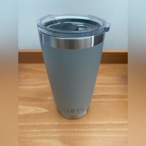Yeti Rambler 20 oz grey